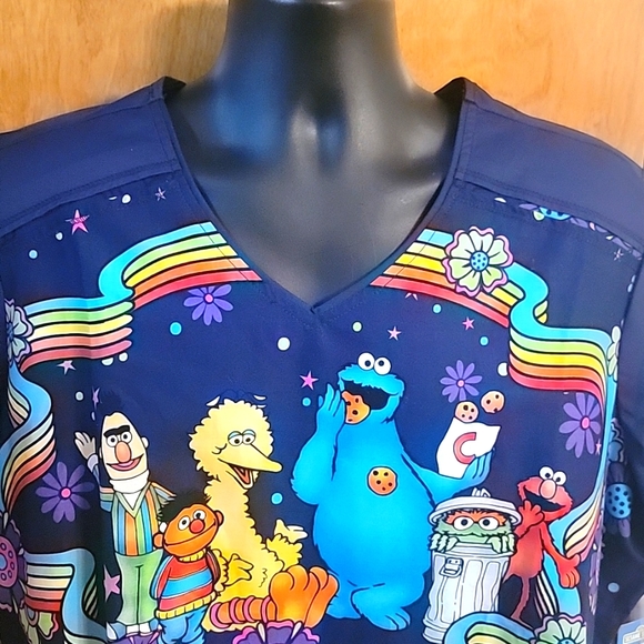 NWT Sesame Street Tooniforms Scrub Top 2XL - Picture 2 of 7